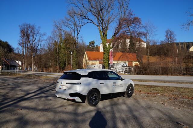 Der neue BMWiX vor dem Gestüt Piber war ein Eyecatcher. | Foto: Almer