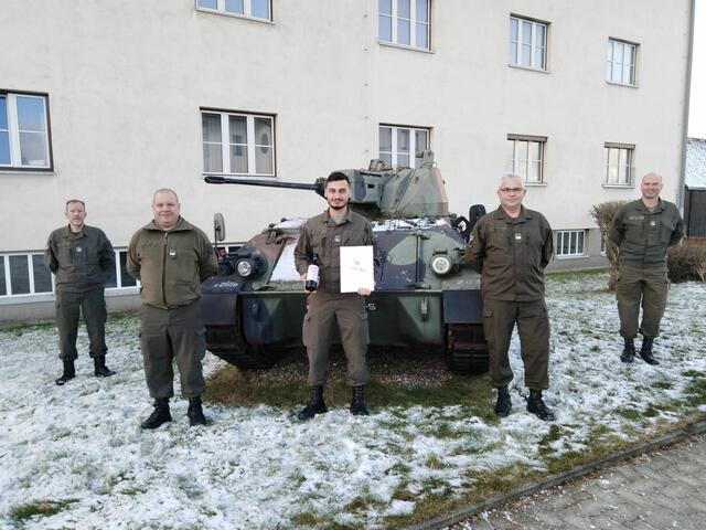 Offiziersstellvertreter Harald Bechmann, Vizeleutnant Ronald Breitenseher, der Jubilar, Vizeleutnant Peter Kaineder und Offiziersstellvertreter Markus Zeilinger (v.l.). | Foto: zVg