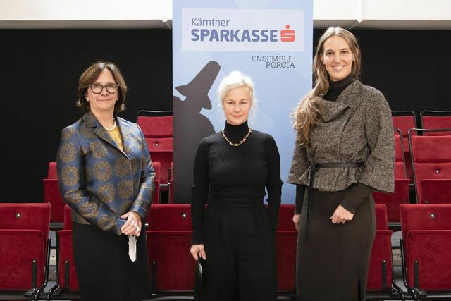 Freuen sich auf die Spielzeit 2022: Vorstandsdirektorin Kärntner Sparkasse Gabriele Semmelrock-Werzer, Prinzipalin Angelica Ladurner und Präsidentin Komödienspiele Porcia Mag. Andrea Samonigg-Mahrer | Foto: Marco Riebler