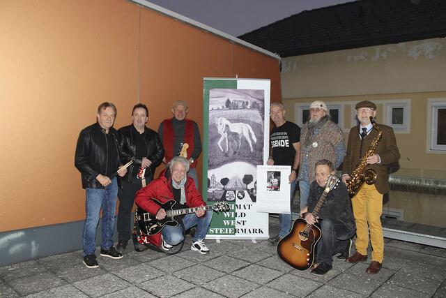 Heart of Stone bei ihrer Probe in Stallhofen. Autor Erwin Wabnegger hockt vorne links. | Foto: Lederer