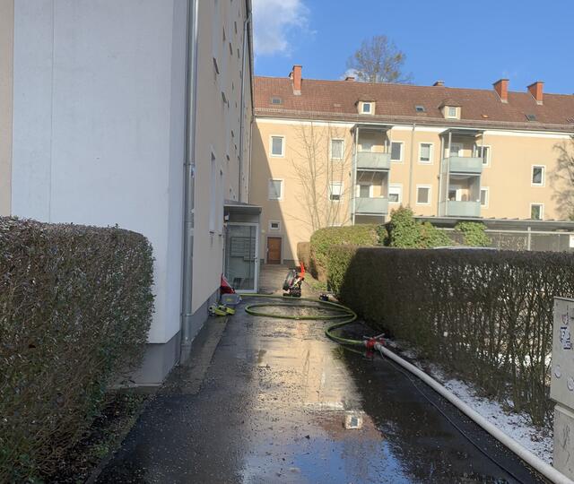 Eine Person wurde aus der Wohnung gerettet. | Foto: Berufsfeuerwehr Linz