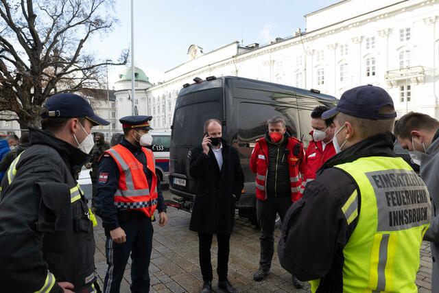 Die Einsatzkräfte arbeiten eng zusammen. | Foto: zeitugnsfoto.at