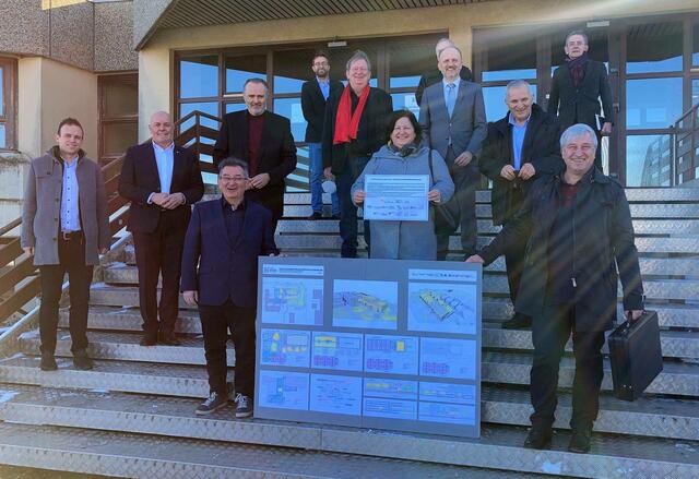 Landeshauptmann Hans Peter Doskozil präsentierte gemeinsam mit Vertretern aller burgenländischen Volksgruppenorganisationen, der Stadtgemeinde Oberwart und der Landesimmobilien Burgenland (LIB) vor dem früheren Städtischen Internat, das zukünftige „Haus der Volksgruppen“. | Foto: Stadtgemeinde Oberwart