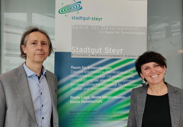 Bernhard Bräuer und Daniela Zeiner teilen sich mit Jänner 2022 die Geschäftsführung der Stadtgut Steyr GmbH.  | Foto: TIC/Stadtgut Steyr