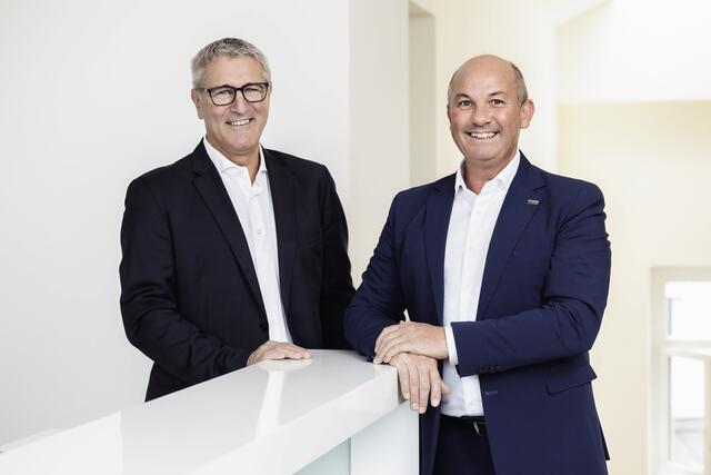 Wilhelm Fritz (l.) und Kurt Leeb freuen sich über einen Rekordumsatz der eww Anlagentechnik. | Foto: dualpixel