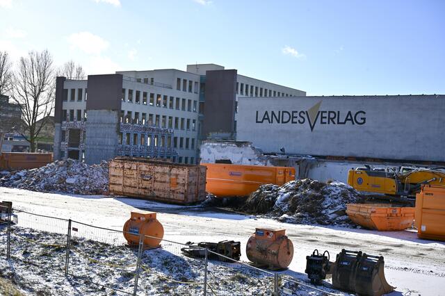 Lange steht das Bürogebäude an der Hafenstraße nicht mehr – die Abrissarbeiten sind in vollem Gange. | Foto: Baumgartner/BRS