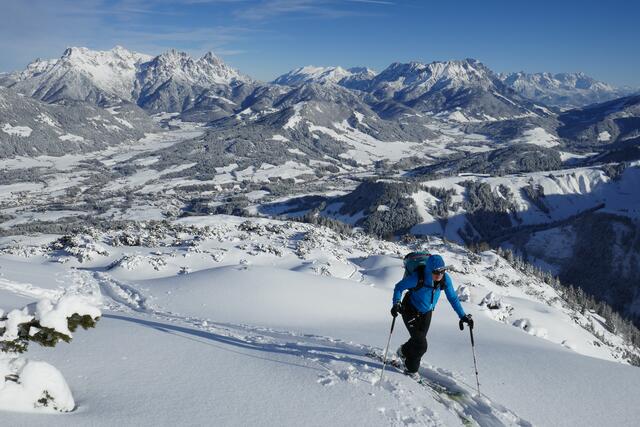 Anstieg über den breiten Rücken auf den Karstein. Im Hintergrund die Steinberge.  | Foto: Thomas Neuhold