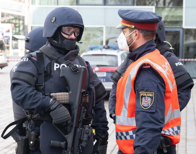 Bei der umfangreichen Durchsuchung des Gebäudekomplexes der Volksschule und des Gymnasiums konnte keine Gefährdung festgestellt werden.  | Foto: zeitungsfoto.at