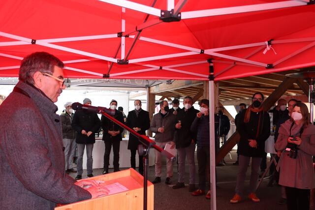 Das Interesse und die Freude der Anwesenden war bei der Grundsteinlegung des Pflege- und Betreuungszentrums in Kramsach spürbar. | Foto: Christoph Klausner