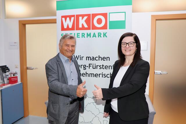 Freude über die Zahlen bei WKO-Obmann Herbert Spitzer und Regionalstellenleiterin Simone Pfeiffer. | Foto: Alfred Mayer