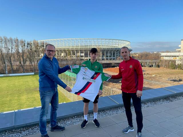 Nachwuchs-Leiter Willi Schuldes (l.) und Rapid II-Trainer Stefan Kulovits mit neuzugang Nicolas Bajlicz  | Foto: SK Rapid Wien