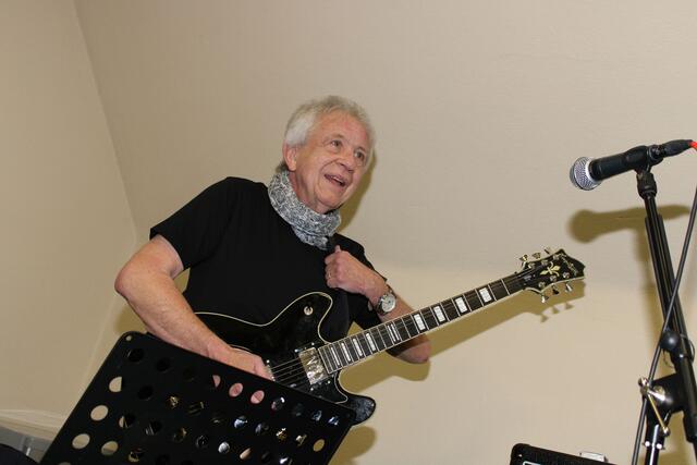 Buchautor Erwin Wabnegger mit seiner Bassgitarre | Foto: Lederer