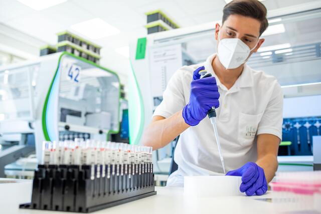 Viele Materialien sind aktuell Mangelware, so zum Beispiel Spitzen für Pipetten.  | Foto: Lifebrain/Christian Husar