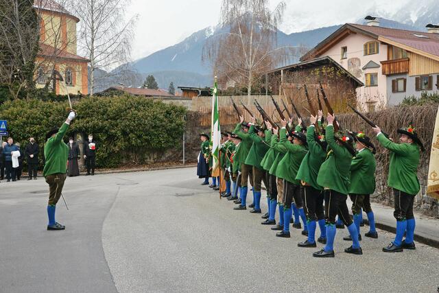 Ehrensalve der Schützenkompanie für die Festgäste. | Foto: MG Telfs/Dietrich