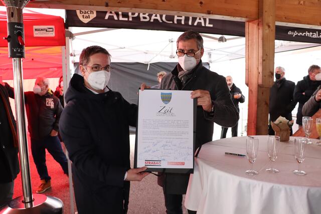 Communalp-Projektleiter Florian Raggl und Bgm. Bernhard Zisterer präsentieren noch ein letztes Mal die Urkunde mit den Unterschriften, bevor sie in der Zeitkapsel verschwindet. | Foto: Christoph Klausner