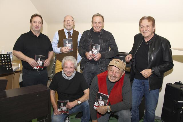 Das Buch "Liverpool-Feeling in der Provinz" ist für die Bandmitglieder natürlich eine Pflichtlektüre. | Foto: Lederer