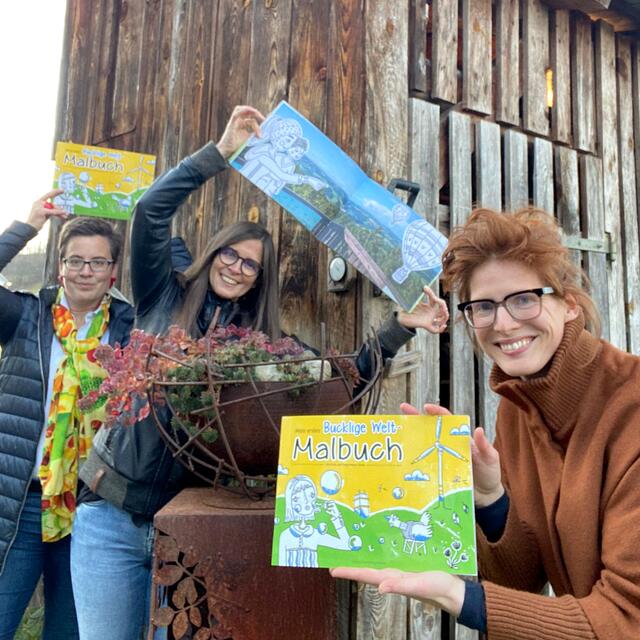 Katrin Scherz-Kogelbauer, Ulla Zodl und Tanja Peklar-Zarka mit dem Bucklige Welt Malbuch | Foto: Scherz-Kogelbauer