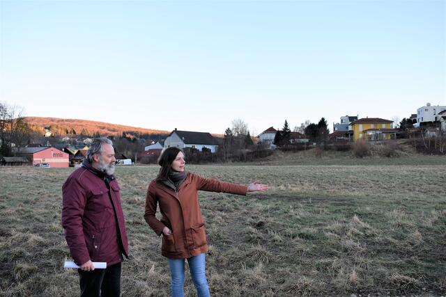 Gottfried Lamers und Miriam Üblacker (GRÜNE Liste Gablitz) am Ort des neuen Ortszentrums | Foto: Florian Ladenstein
