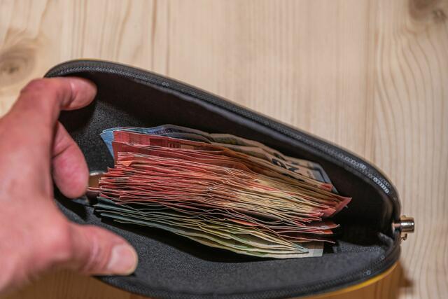 Banken und Versicherungen sowie der Handel sind Bereiche, in denen die Lehrlingszahlen im Bezirk zunehmen.  | Foto: Alfred Hofer