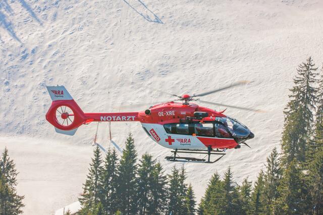Nach einer Erstversorgung vor Ort wurde der am Mittwoch verunfallte Skifahrer von einem Hubschrauber in das Krankenhaus Schwarzach gebracht. | Foto: Symbolfoto: ARA/Haussen