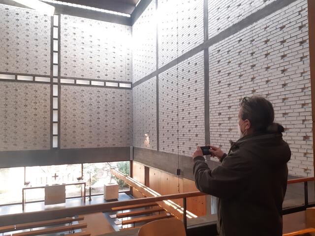 ORF-Regisseur Thomas Bogensberger checkt beim Lokalaugenschein in der Glaubenskirche die besten Kamerapositionen. | Foto: Anna Kampl