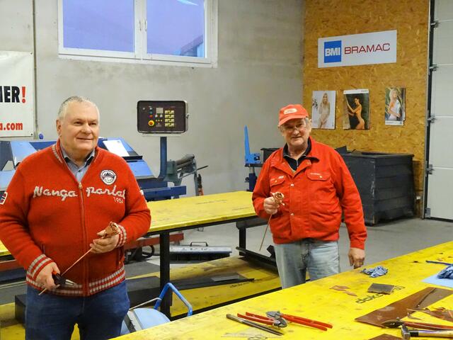 Anton Langegger und Johann Penzenauer basteln an ihren Metallrosen. | Foto: Simon Glösl