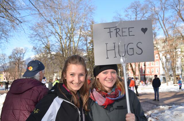 "Freie Umarmungen" forderten Marlene Suntinger und Anna Wernisch