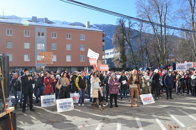 Kundgebung auf dem Gendarmeriemarkt beim Schloss Porccia