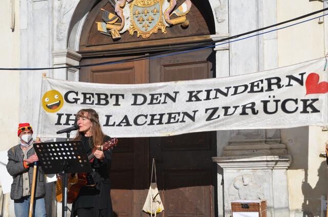 Heidi Smolnik intonierte "Gebt den Kindern ihr Lachen zurück"