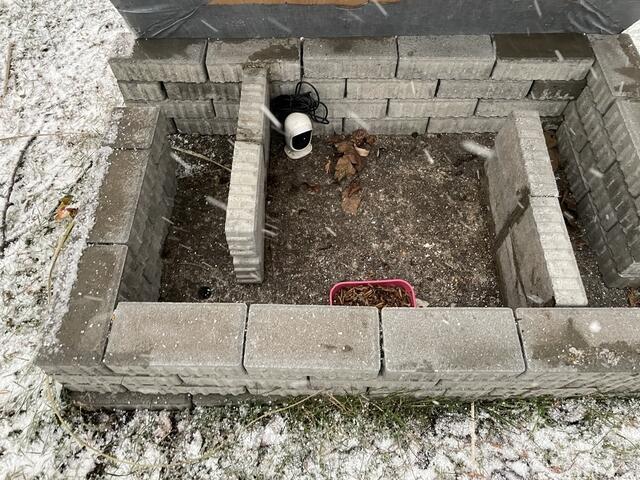 Solche Fütterungsstationen kann man ganz einfach selbst für den Garten machen. So kommen Igel zu ihrem Futter, ohne dass andere Tiere dieses zuerst fressen. | Foto: Franziska Pfeiffer