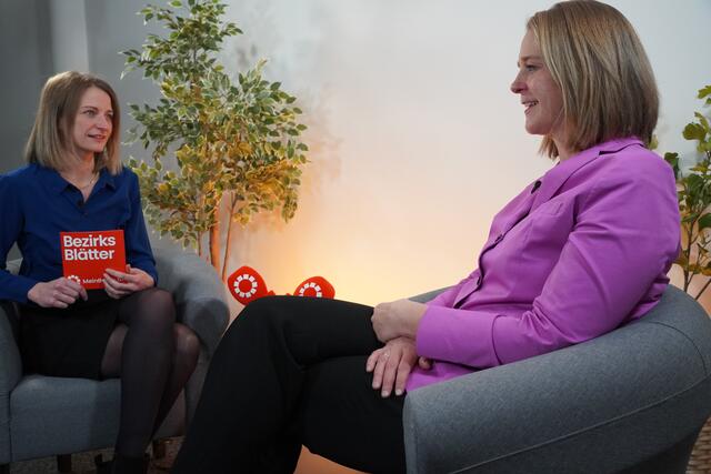 Landesrätin Andrea Klambauer, Neos-Landessprecherin (re.) im Gespräch mit Chefredakteurin Julia Hettegger. | Foto: Stefan Schubert