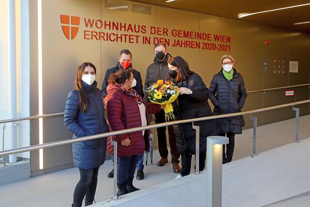Vizebürgermeisterin und Wohnbaustadträtin Gaal, Bezirksvorsteher Franz, Wiener Wohnen-Direktorin Ramser und Wigeba-Direktor Kirschner freuen sich mit Frau Pejcic (2.v.l.) über ihr neues Zuhause. Ihre Tochter (1.v.l.) hat die frischgebackene Mieterin zur Schlüsselübergabe begleitet. | Foto: PID/Votava