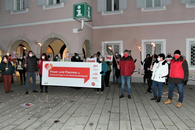 Mit Kerzen und Fackeln stellten Elementarpädagoginnen ihre Forderungen vor. | Foto: RegionalMedien