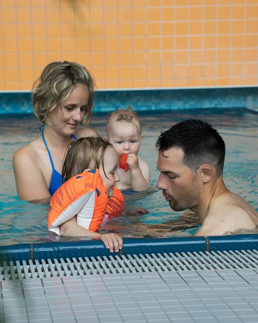 Egal ob Groß oder Klein: In den Hallenbädern im Bezirk Vöcklabruck gibt es für jeden etwas zu entdecken – wie hier im Vöcklabrucker Hallenbad. | Foto: forspirit