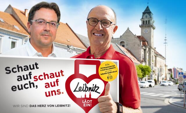 Von links Obmann Fritz Parmetler (Inhaber des Leibnitzer Lederwarenfachgeschäftes TASCHNER im Sailerhof) und dem guten Geist der Aktionsgemeinschaft Hans-Wolfgang Strauss vor dem Leibnitzer Rathaus mit dem aktuellen Plakatsujet in Anlehnung an die Informationskampagne der Bundesregierung. Alle notwendigen Informationen zu den aktuellen Öffnungszeiten, Zustellservice etc. online auf www.leibnitz-laedt-ein.at ebenso wie den Einkaufsgutschein. Schaut auf euch, schaut auf uns, wir sind das Herz von Leibnitz! | Foto: Thomas Wasle