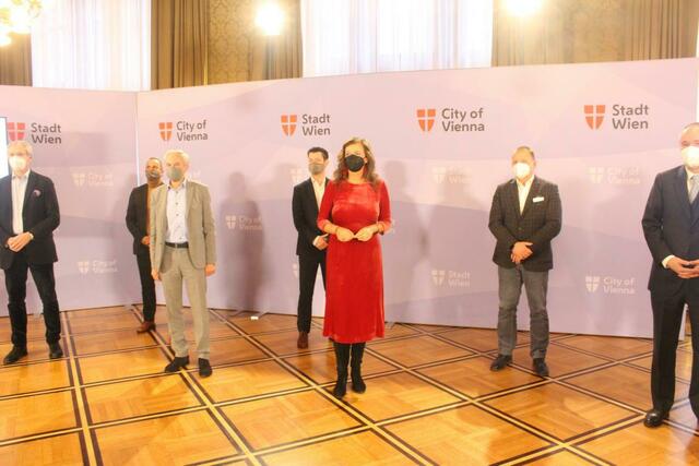 Planungsstadträtin Ulli Sima mit den Chefs von Wohnbaugesellschaften bei der Pressekonferenz am 9.12.2021 im Wiener Rathaus, bei der vehement der baldige Bau der "Stadtstraße Aspern" gefordert wurde | Foto: Gerhard Hertenberger