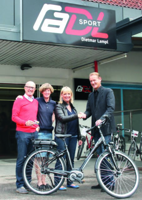 Hans-Wolfgang Strauss, Barbara Draxler, Gewinnerin Anita Klein und Helmut Kresnik bei der Übergabe. | Foto: KK