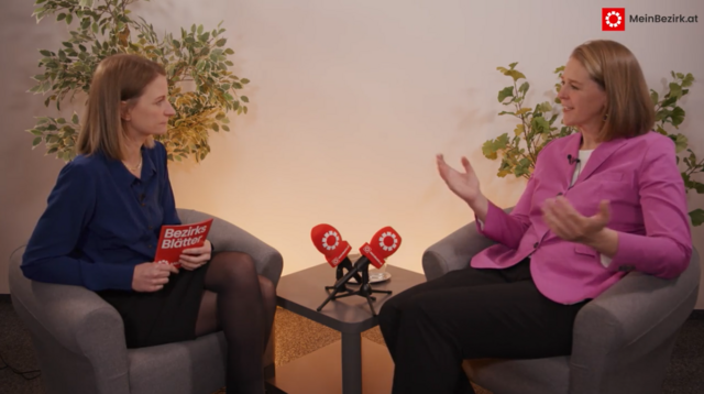 Landesrätin Andrea Klambauer, Neos-Landessprecherin (re.) im Gespräch mit Chefredakteurin Julia Hettegger. | Foto: RegionalMedien Salzburg 