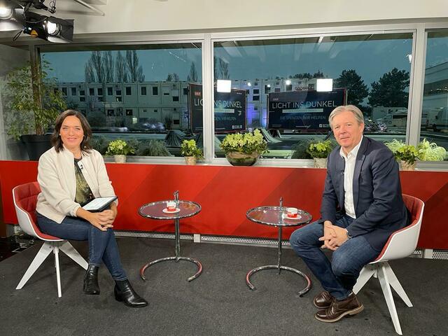 Im Studio von "Guten Morgen Österreich": Moderatorin Eva Pölzl und RegionalMedien Steiermark-Chefredakteur Roland Reischl. | Foto: RegionalMedien Steiermark