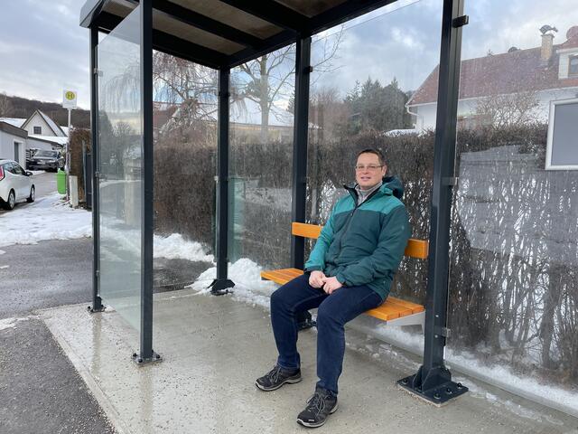 Wolfsgrabens Mobilitätsbeauftragter Christoph Strickner bei einem der neuen Wartehäuschen in der Brentenmaisstraße. | Foto: Marlene Trenker