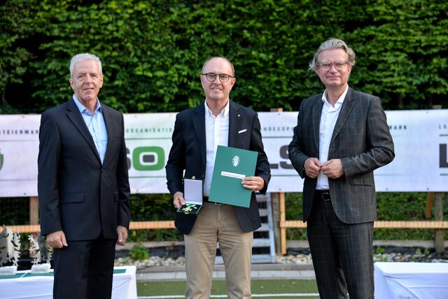 Hans-Wolfgang Strauss (Mitte) war 37 Jahre lang Obmann des "Sport Strauss Clubs" und leitete fast elf Jahre die Geschicke des Leibnitzer Tennisvereines. | Foto: Verena Kielnhofer