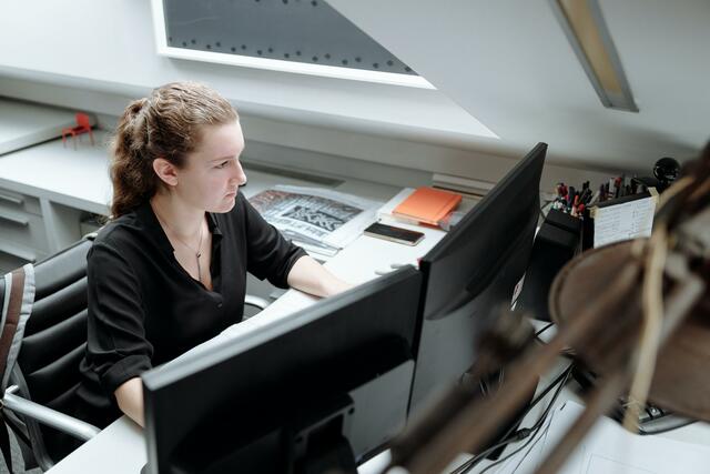 Laut einer Studie des Verbands der Österreichischen Software Industrie liegt der Frauenanteil in der heimischen IT-Branche aktuell bei 18 Prozent.  | Foto: Thirdman/Pexels