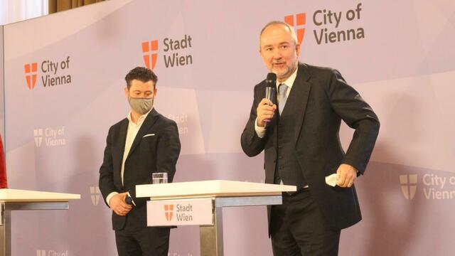 Ex-Politiker Thomas Drozda (rechts), jetzt Chef der Wohnbaugesellschaft ARWAG, bei der Pressekonferenz am 9.12.2021 | Foto: Gerhard Hertenberger