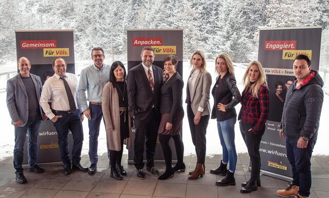 Peter Ties (Mitte) präsenterte sein Team "Wir für Völs" – im Bild die zehn KandidatInnen der ersten zehn Listenplätze. | Foto: Wir für Völs