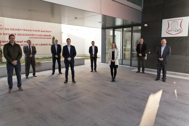 Die erfolgreichen Forschungspreisträger und -innen der FH Oberösterreich mit den Gratulanten des Präsidiums (v.l.): Günther Mayr, Günther Hendorfer, Gerald Steinmaurer, Christoph Heinzl, Christoph Anthes, Sarah Pfoser, Johannes Preiner, Johann Kastner.  | Foto: B. Plank_imBILDE.at