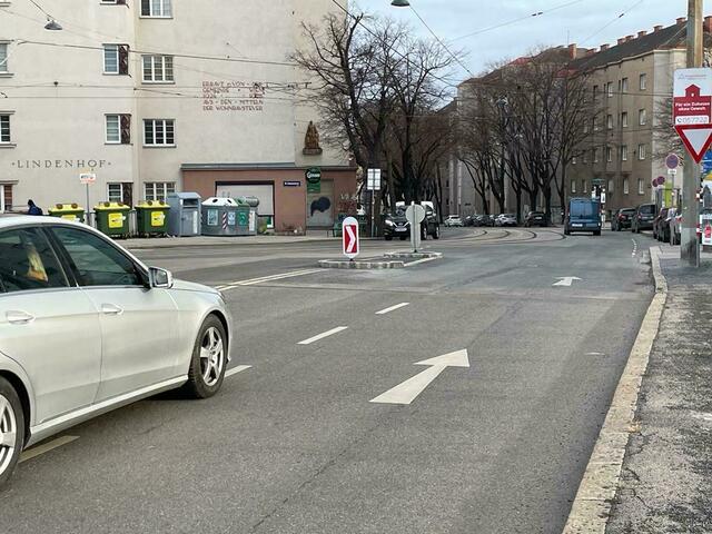 Beim Lokalaugenschein der BezirksZeitung musste prompt ein Autofahrer von der linken Spur auf die rechte wechseln, weil die Verkehrsinsel im Weg ist. Kurios: Nach dem raschen Ausweichmanöver setzte er den Blinker und bog nach links ein. | Foto: Johannes Reiterits