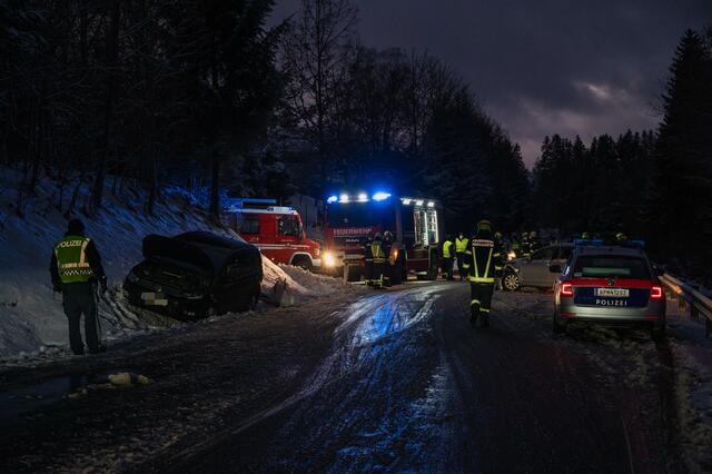 Die Florianis kümmerten sich nach der Absicherung der Unfallstelle auf der B126 um das Freimachen der Straße sowie das Binden der ausgelaufenen Betriebsmittel.  | Foto: TEAM FOTOKERSCHI.AT / SCHARTNER
