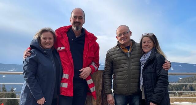 Erstes Treffen in Soboth nach der Lebensrettung: Maria und Martin Kriebernegg mit Rupert und Theres Narnhofer (v.l.) | Foto: Susanne Veronik