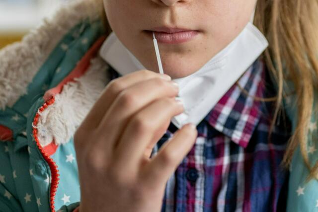 Egal ob Gurgel- oder Lollipop-Tests: In den Schulen herrschen große Unsicherheiten wegen fehlender oder verspäteter Ergebnisse. | Foto: Patrick Seeger