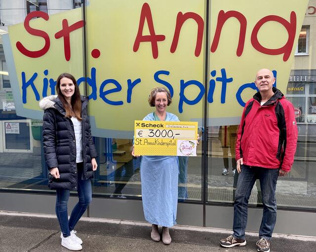 Christiane Rank, Pflegedirektorin Barbara Hahn und Franz Rank. | Foto: Rank
